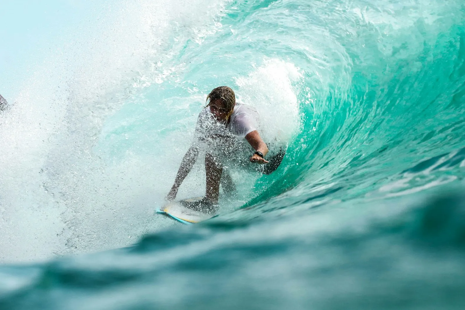 Surfista dentro de un tubo