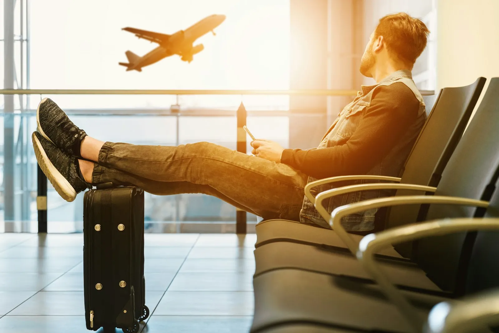 Viajero esperando su traslado