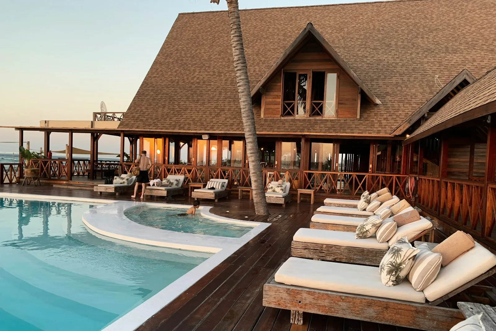 Terraza de madera con piscina