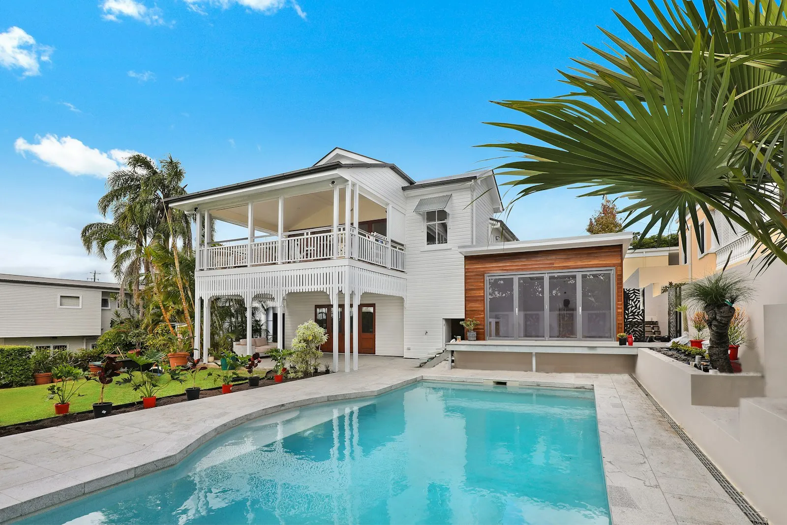 Villa blanca con jardín tropical
