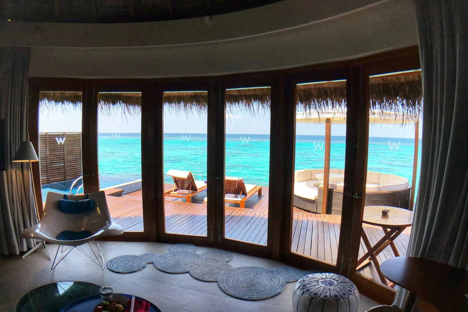 Sala con ventanales al mar