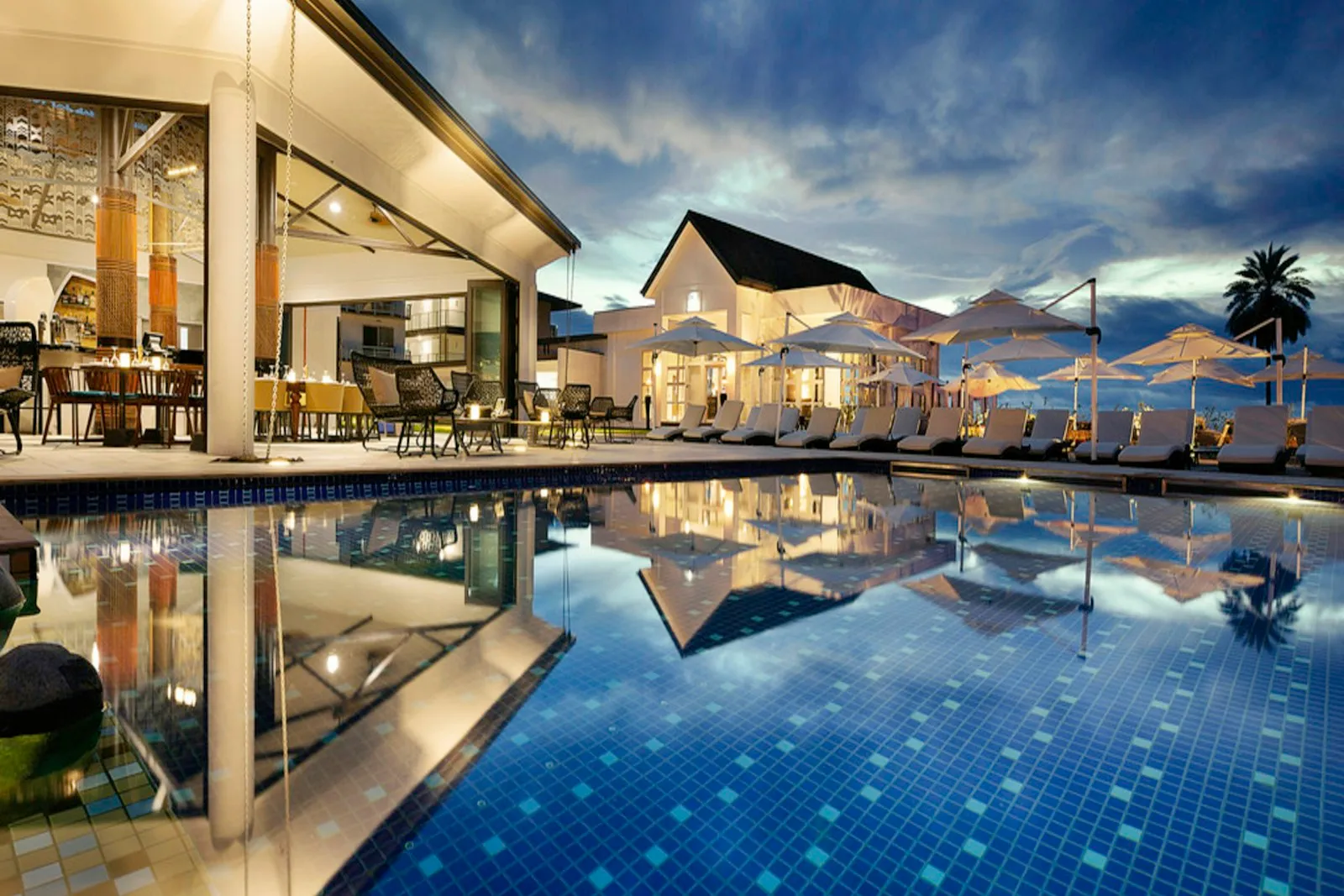 Piscina iluminada al atardecer